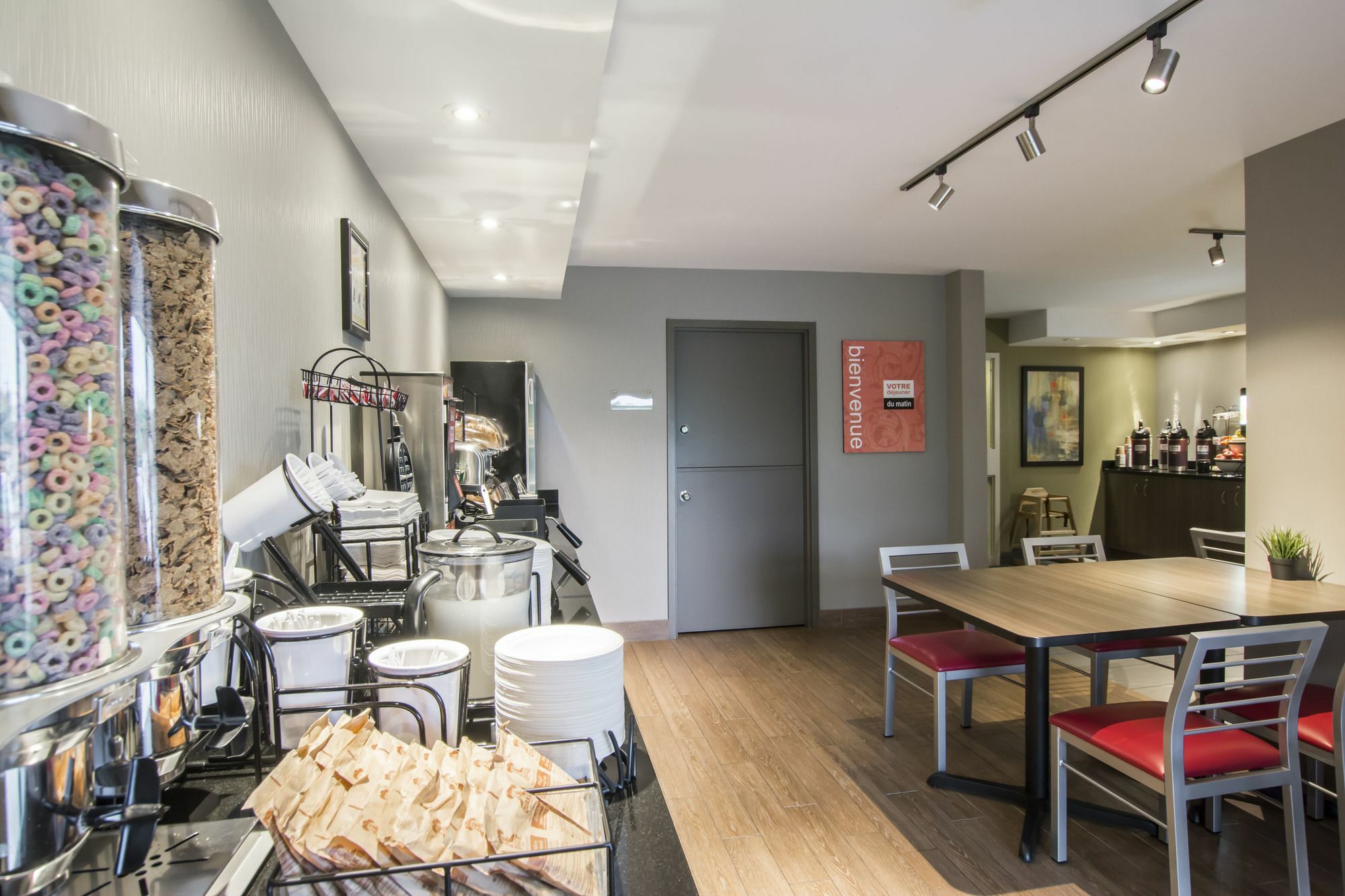 Inn Comfort Airport East 3*